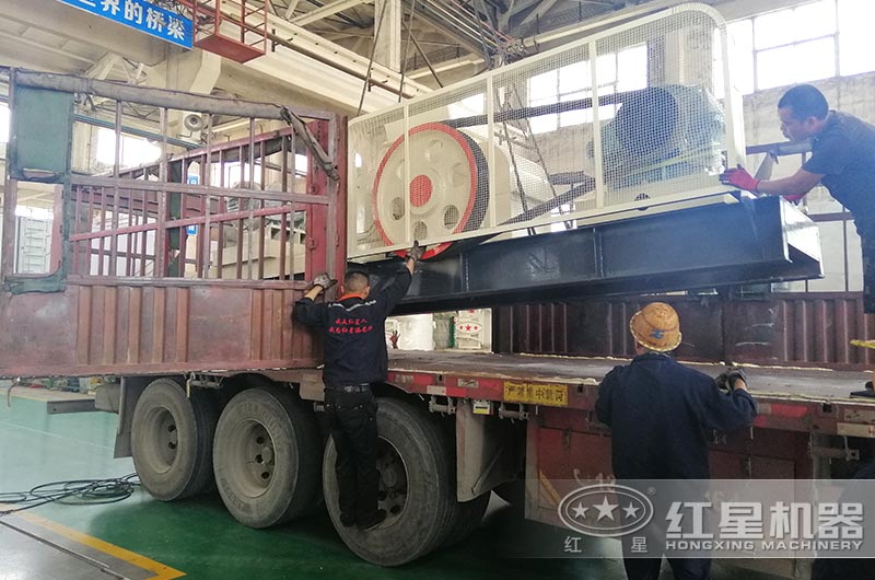 對輥制砂機裝車、準備發(fā)貨 對輥制砂機裝車、準備發(fā)貨