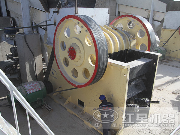 時產2000噸PE顎式破碎機工作在河南/許昌 時產2000噸PE顎式破碎機工作在河南/許昌