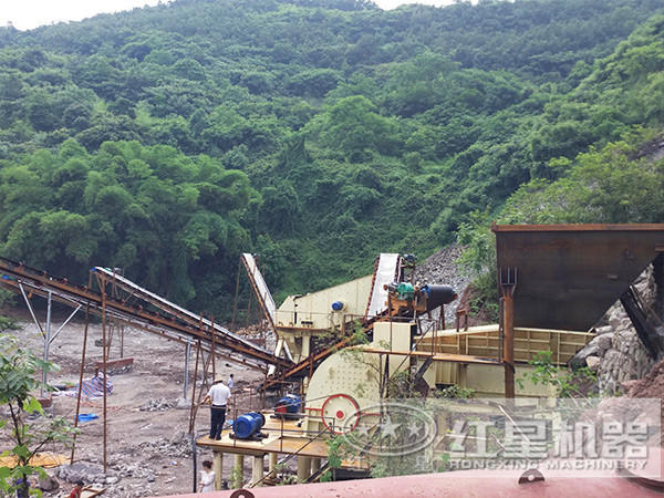 錘式打砂機(jī)作業(yè)現(xiàn)場(chǎng) 錘式打砂機(jī)作業(yè)現(xiàn)場(chǎng)