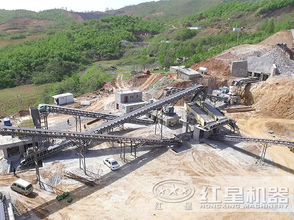 傳統(tǒng)固定式破碎機(jī)破碎現(xiàn)場 傳統(tǒng)固定式破碎機(jī)破碎現(xiàn)場