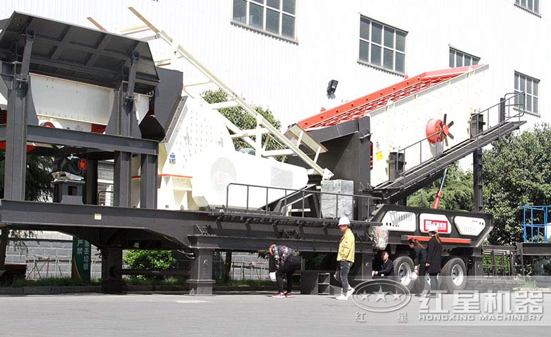 用戶來廠參觀流動磕石機及詢價