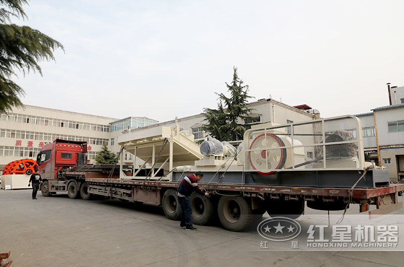 客戶訂購的對輥破碎機(jī)裝車現(xiàn)場 客戶訂購的對輥破碎機(jī)裝車現(xiàn)場